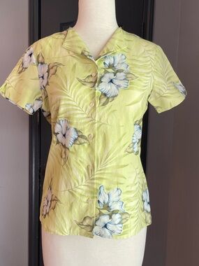 Y2K Tommy Bahama Women's Silk Linen Light Green Floral Button-Front Top